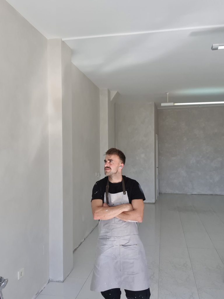 Un hombre que lleva una camiseta negra